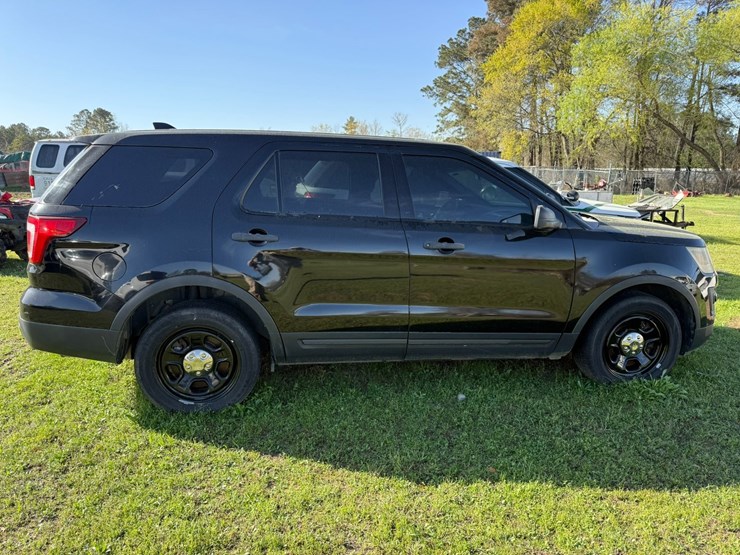 2016-ford-explorer-image-8