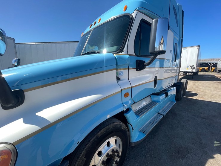 #202-•-2013-freightliner-cascadia-semi-tractor-(title-in-delay)-(denmark,-wi)-image-15