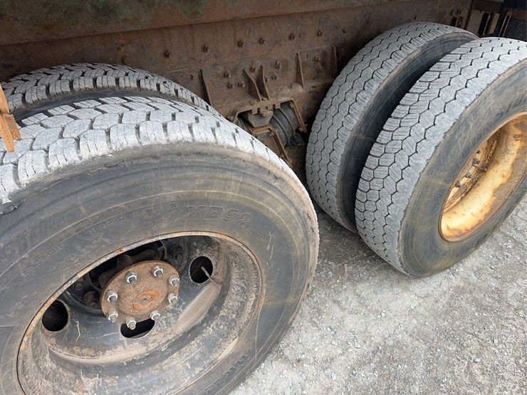 2015-freightliner-114sd-image-11