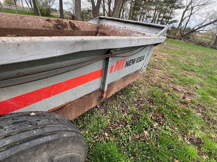 #9559-•-new-idea-manure-spreader-image-22