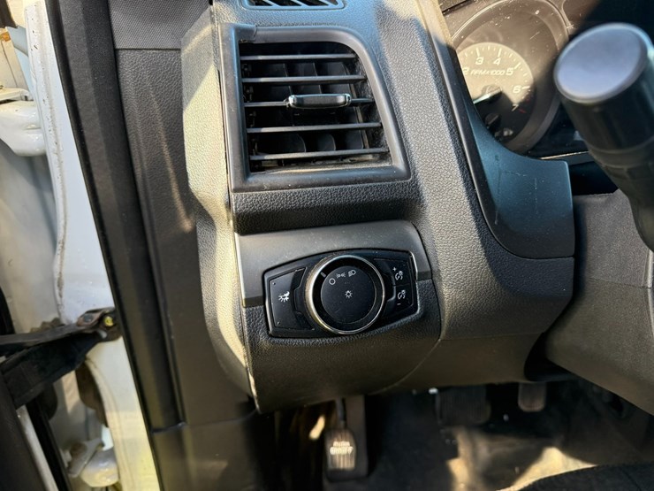 2015-ford-explorer-image-38