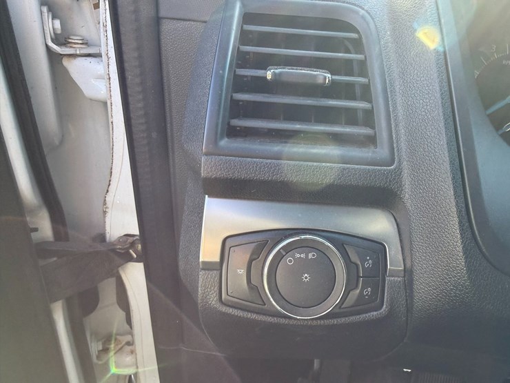 2016-ford-explorer-image-37