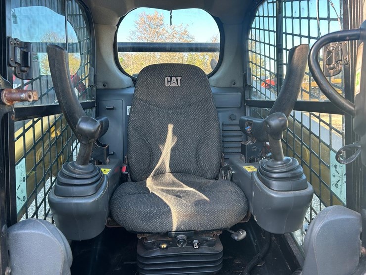 2019-caterpillar-242d-image-18