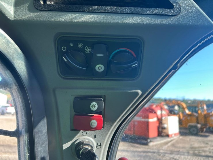 2019-caterpillar-242d-image-24