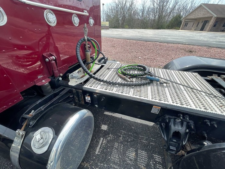 #200-•-2020-peterbilt-semi-tractor-(has-wi-title)-(denmark,-wi)-image-26