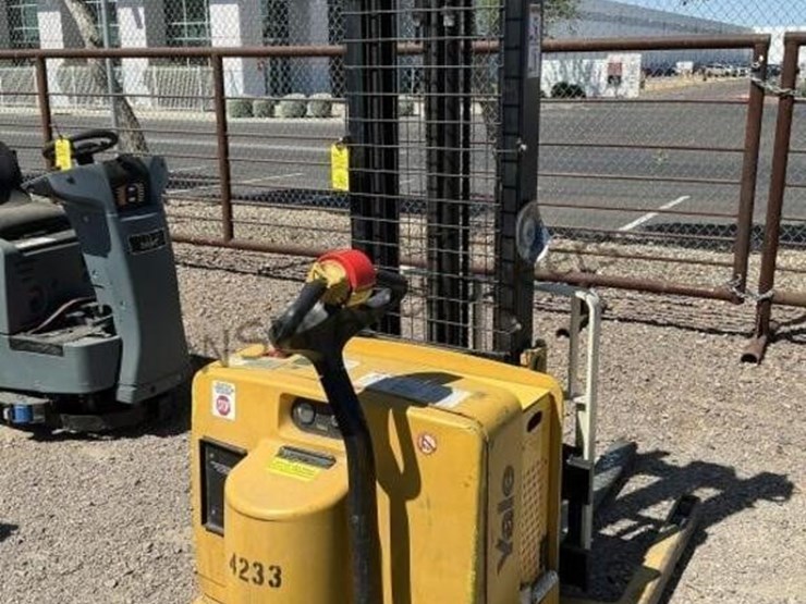 yale-3,800lbs-capacity-electric-order-picker-image-1