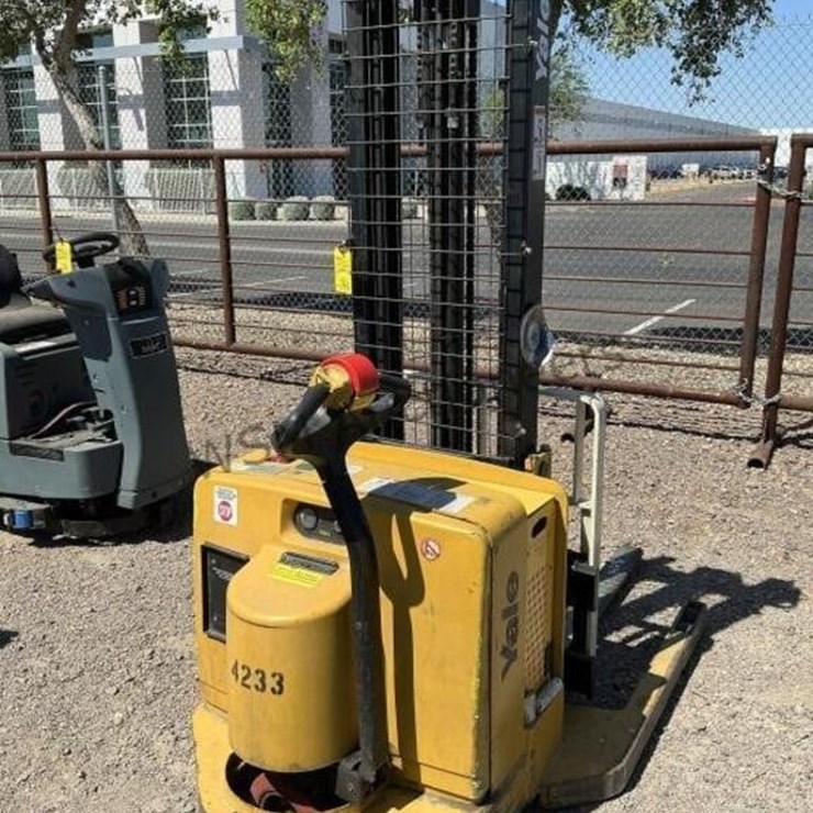 YALE 3,800LBS CAPACITY ELECTRIC ORDER PICKER