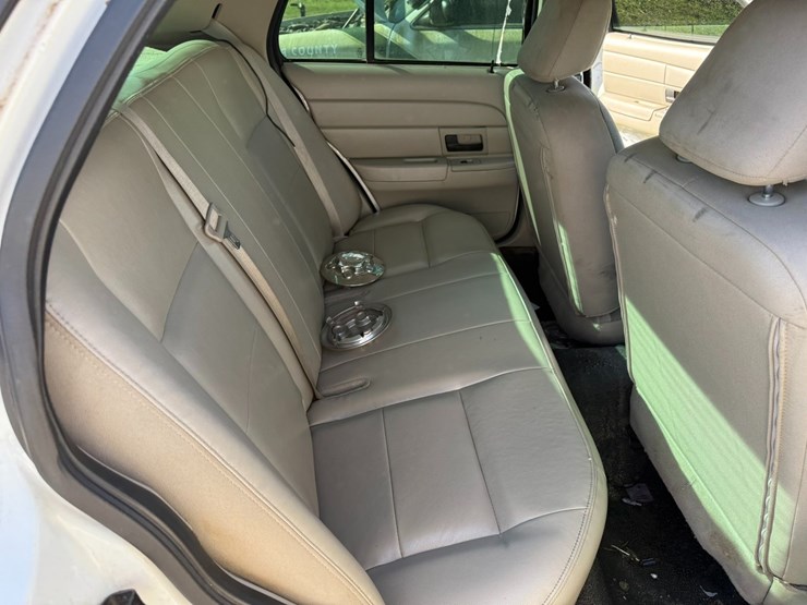 #42085-•-2010-ford-crown-victoria-sedan-vin:-2fabp7bv6ax138575-image-27