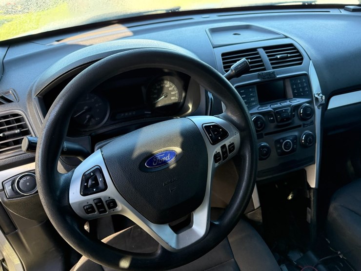 2015-ford-explorer-image-35