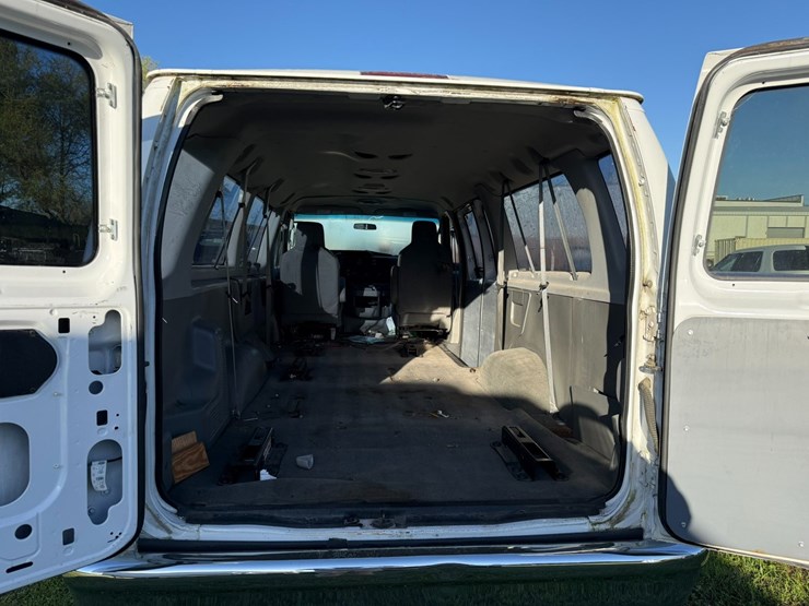 2014-ford-e350-image-21