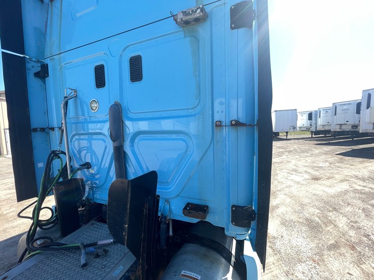 #202-•-2013-freightliner-cascadia-semi-tractor-(title-in-delay)-(denmark,-wi)-image-40
