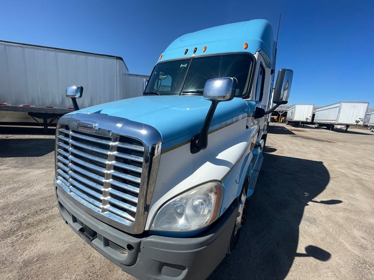 #202-•-2013-freightliner-cascadia-semi-tractor-(title-in-delay)-(denmark,-wi)-image-13