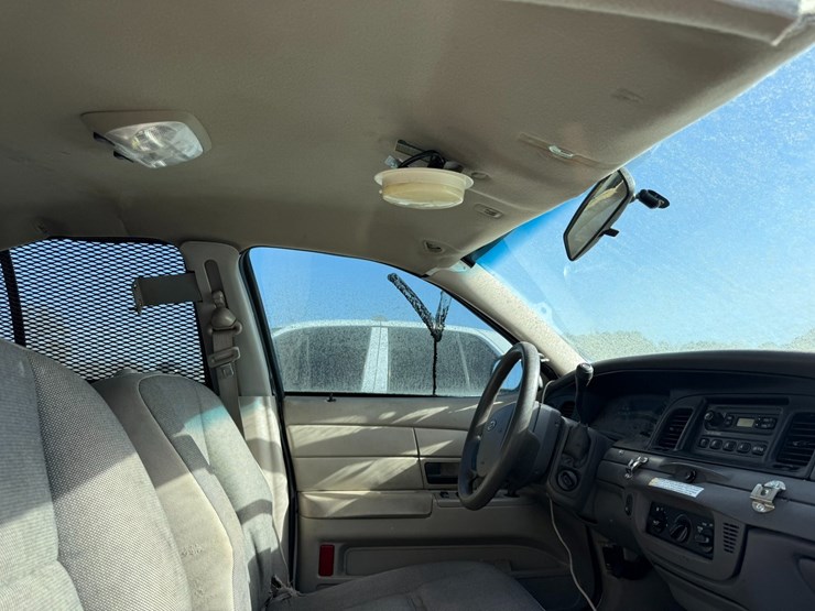 #42084-•-2011-ford-crown-victoria-sedan-vin:-2fabp7bv6bx160559-image-30