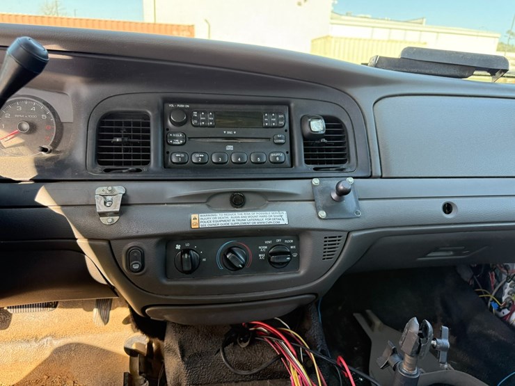 #42083-•-2010-ford-crown-victoria-sedan-vin:-2fabp7bv6ax133733-image-35