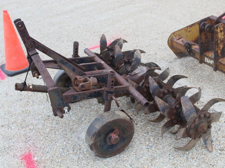 #950-•-pull-behind-tiller-with-wheel-image-2
