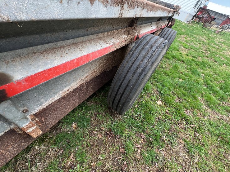 #9559-•-new-idea-manure-spreader-image-9