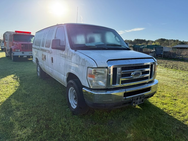 2014-ford-e350-image-2