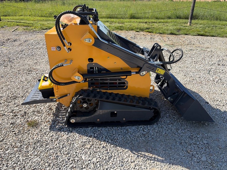 #204-•-unused-2026-zjg-zj-380-mini-skid-steer-loader-image-1