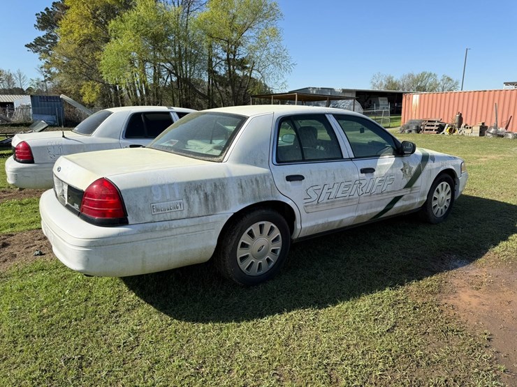 #42083-•-2010-ford-crown-victoria-sedan-vin:-2fabp7bv6ax133733-image-9
