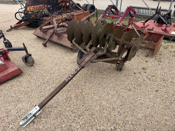 #957-•-pull-behind-disc-single-axle-image-1