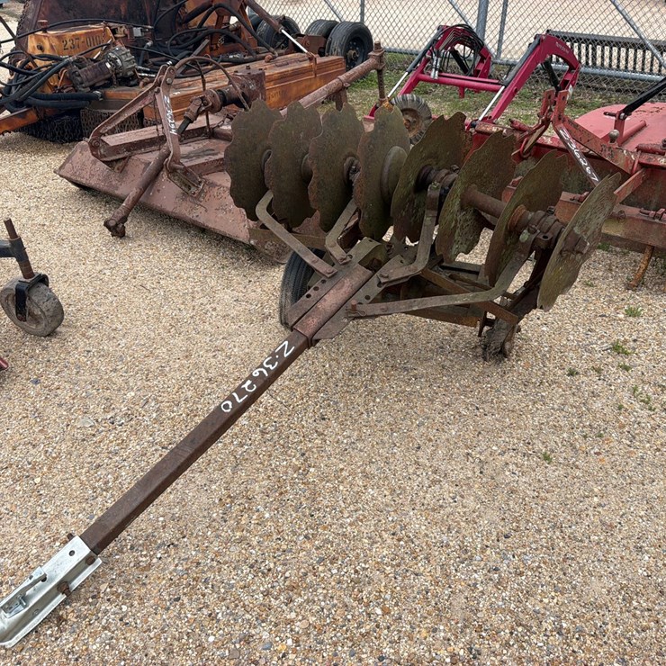 #957 • PULL BEHIND DISC SINGLE AXLE