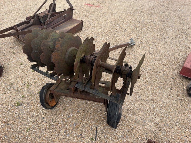 #957-•-pull-behind-disc-single-axle-image-2