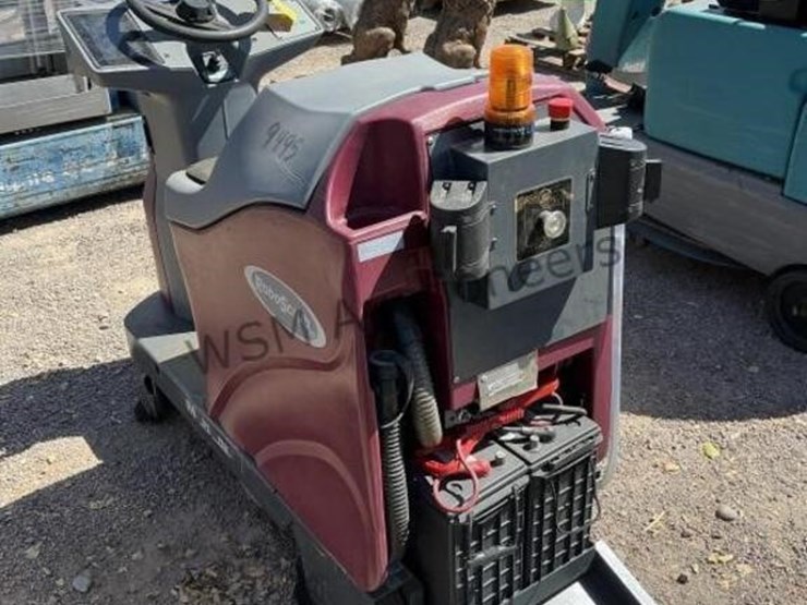 robo-scrub-ride-on-floor-cleaner-image-3