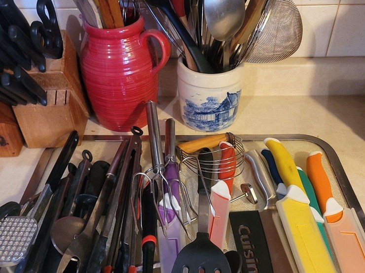 assorted-kitchen-utensils-and-cutlery-collection-with-carvel-hall-knife-block-image-6