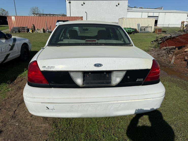 #42083-•-2010-ford-crown-victoria-sedan-vin:-2fabp7bv6ax133733-image-7