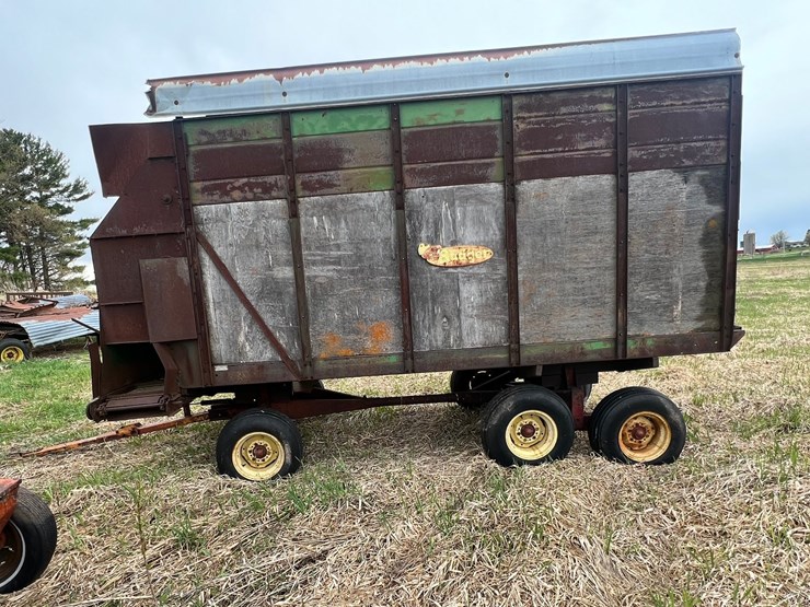 #9572-•-badger-chopper-box-on-new-holland-tandem-gear-image-2