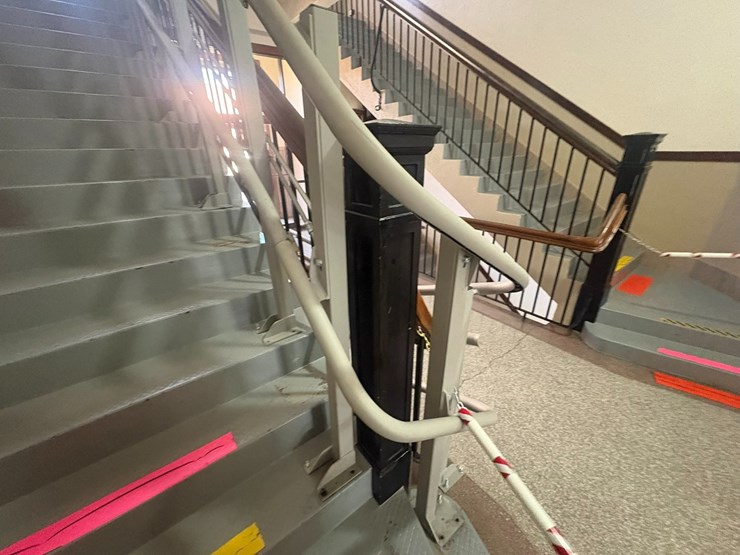 #41944-•-electric-chair-lift-image-7