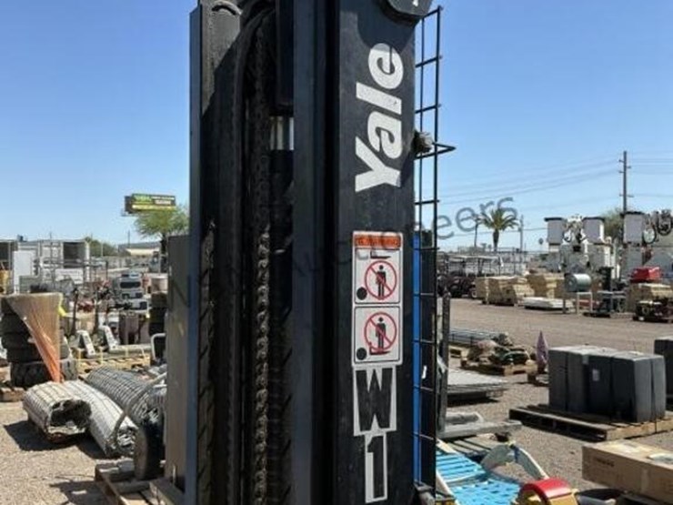 yale-3,800lbs-capacity-electric-order-picker-image-7