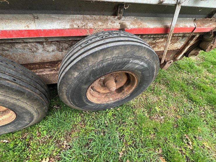 #9559-•-new-idea-manure-spreader-image-12