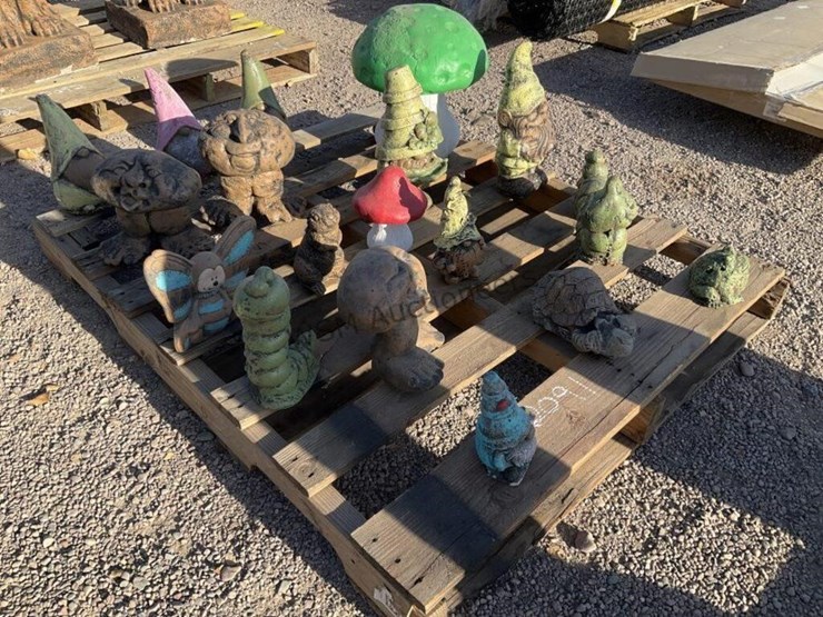 pallet-of-asst-concrete-statues-image-2
