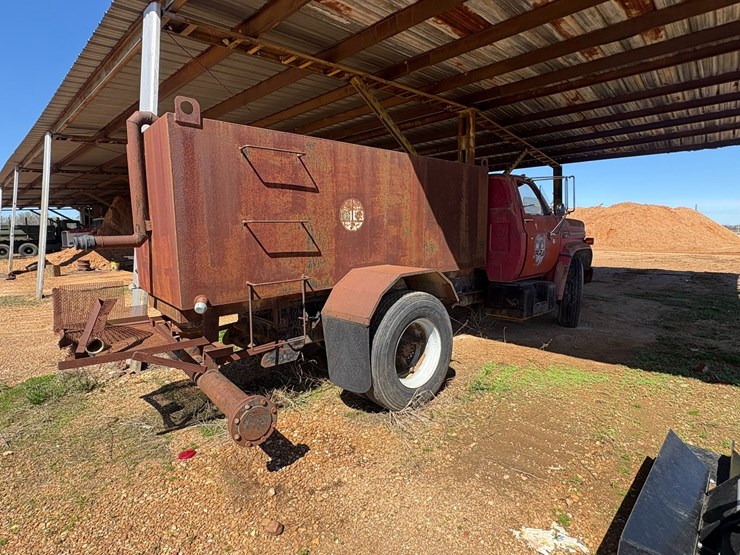 #42070-•-1984-cheverolet-c7-t/a-water-truck-vin:-1gbj7d1b3ev103757-image-3