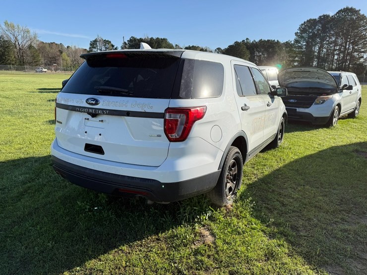2016-ford-explorer-image-3
