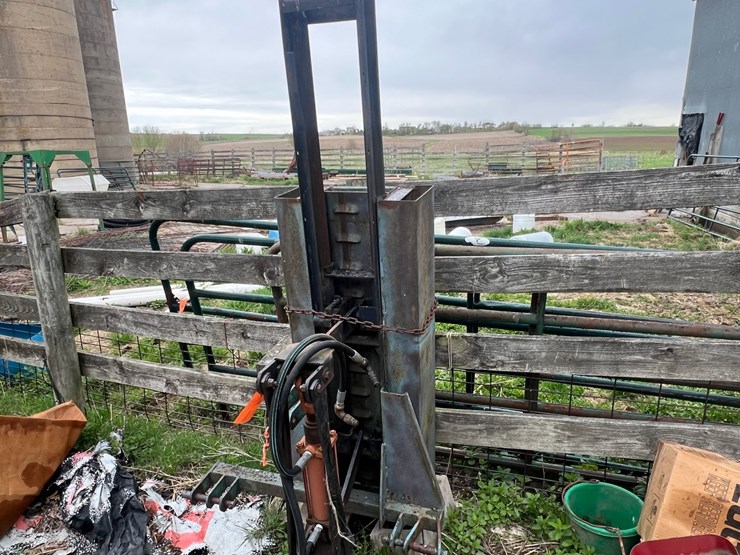 #9581-•-3-point-hydraulic-post-pounder-image-1