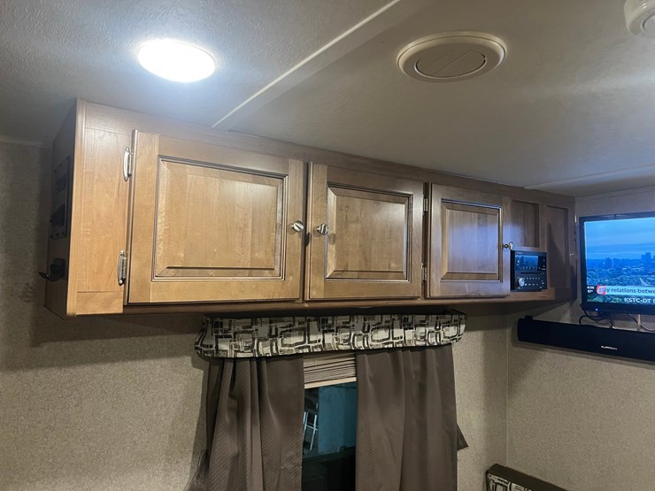 #9555-•-2017-rockwood-mini-lite-2304ks-camper-(title-in-delay)-image-24