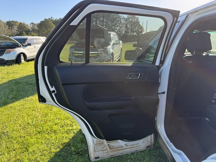 2016-ford-explorer-image-23