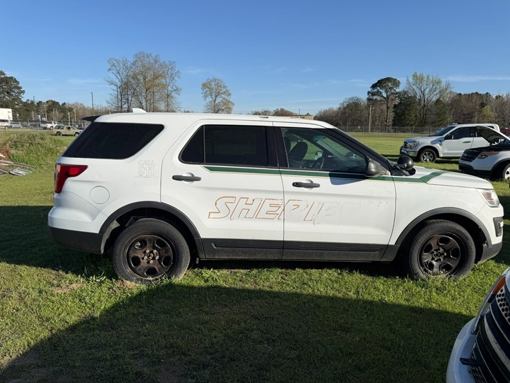 2016-ford-explorer-image-8
