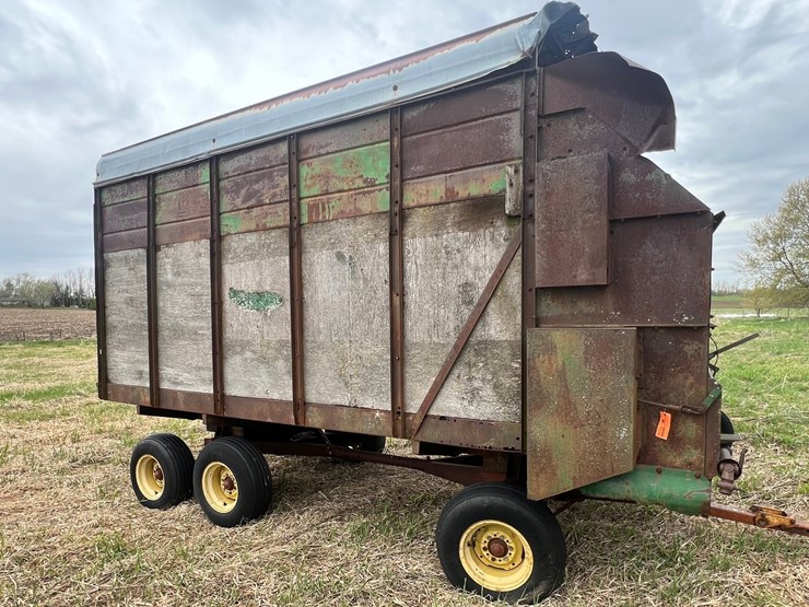 #9572-•-badger-chopper-box-on-new-holland-tandem-gear-image-4