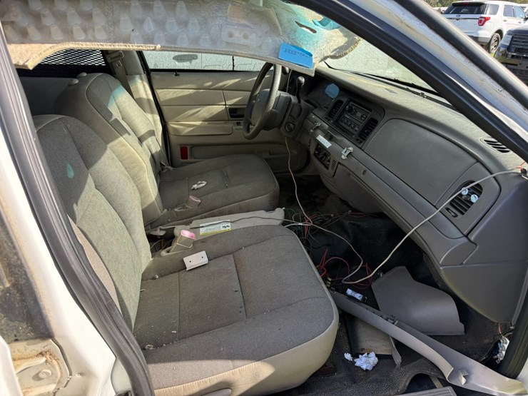 #42084-•-2011-ford-crown-victoria-sedan-vin:-2fabp7bv6bx160559-image-28