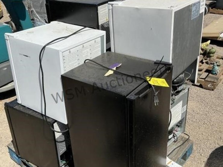 pallet-of-asst-mini-fridges-image-4