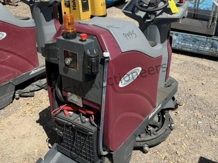 robo-scrub-ride-on-floor-cleaner-image-4