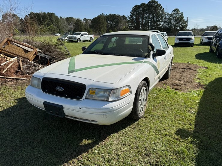 #42083-•-2010-ford-crown-victoria-sedan-vin:-2fabp7bv6ax133733-image-1
