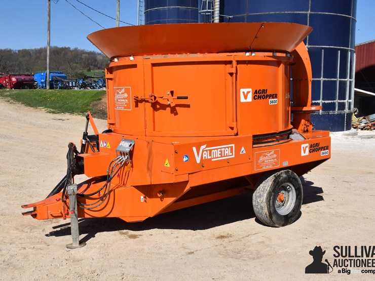 2023-valmetal-5600-pull-type-bale-chopper-image-1