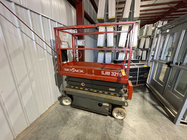 #412-•-skyjack-scissors-lift-(kewaskum,-wi)-image-1