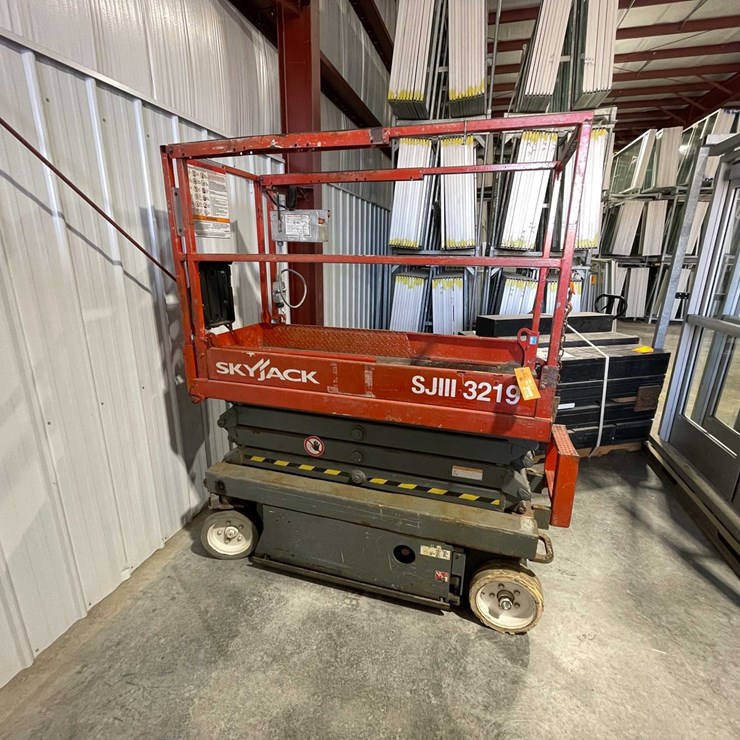 #412 • Skyjack Scissors Lift (Kewaskum, WI)