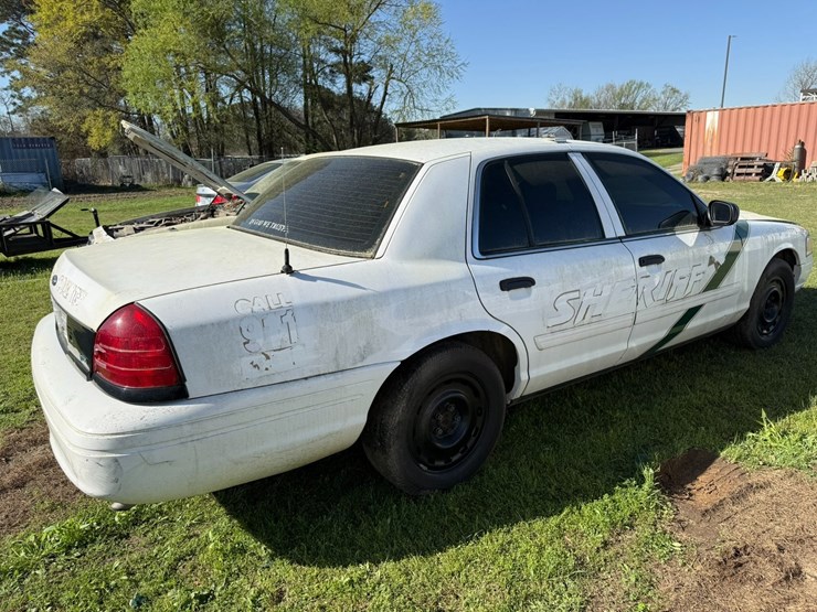 #42085-•-2010-ford-crown-victoria-sedan-vin:-2fabp7bv6ax138575-image-9