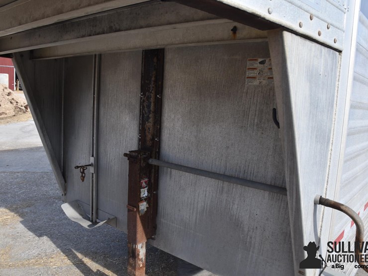 2015-featherlite-26'-t/a-aluminum-livestock-trailer-image-12